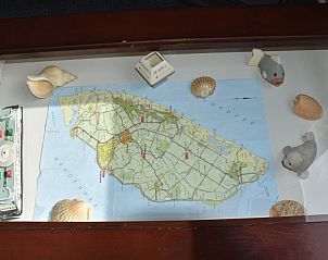 Salontafel met Texel kaart in De Strandloper bungalow, De Koog, Texel.
