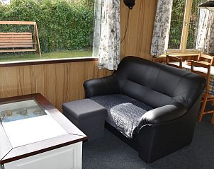 Zithoek met uitzicht op de tuin in De Strandloper vakantiehuis, De Koog, Texel.