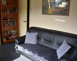 Sfeervolle woonkamer in De Strandloper bungalow, De Koog, Texel.