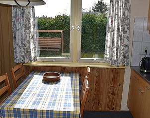 Eethoek met uitzicht op tuin in De Strandloper vakantiehuis, De Koog, Texel.