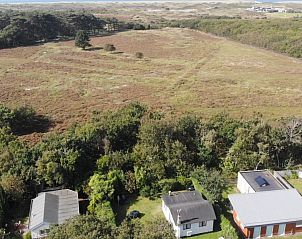 Luchtfoto van De Strandloper bungalow en omgeving in De Koog, Texel.