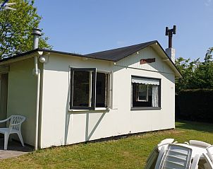 Zijaanzicht van De Strandloper vakantiehuis in De Koog, Texel met terras.