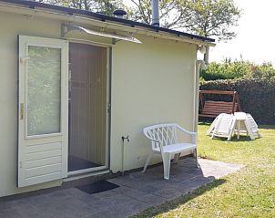 Ingang van De Strandloper bungalow in De Koog, Texel met tuin.