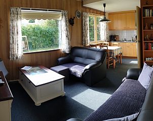 Lichte woonkamer in De Strandloper vakantiehuis, De Koog, Texel met keuken.