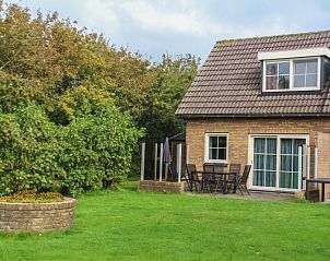 Gemtliche Terrasse im Ferienhaus Dove in De Dennen, Texel, ideal fr Mahlzeiten im Freien auf den Watteninseln.