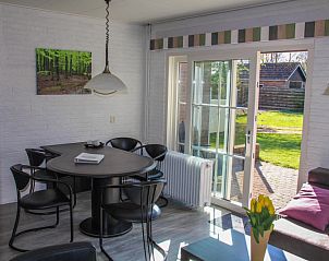 Stilvolle Essecke im Ferienhaus Dove, De Dennen, Texel mit Blick auf den grnen Garten der Watteninseln.
