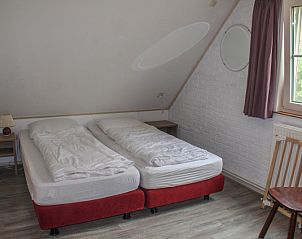 Gerumiges Schlafzimmer mit zwei Betten im Ferienhaus Duif, De Dennen, Texel, fr eine komfortable Nachtruhe auf den Watteninseln.