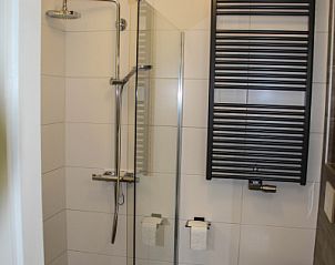 Modernes Badezimmer mit Dusche im Ferienhaus Dove, De Dennen, Texel, zur Erfrischung auf den Watteninseln.