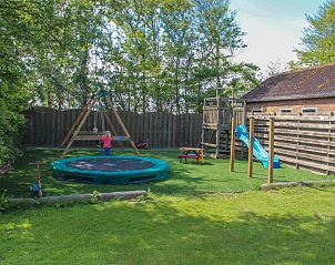 Spielparadies fr Kinder im Ferienhaus Duif, De Dennen, Texel, mit Rutsche und Trampolin auf den Watteninseln.