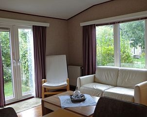 Innenbereich des Vakantiepark de Bremakker Bosveld 104, helles Wohnzimmer mit Gartenblick in De Dennen, Texel.