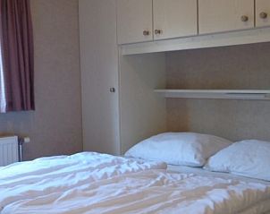 Komfortables Schlafzimmer im Vakantiepark de Bremakker Bosveld 104, Ferienhaus De Dennen, Texel.