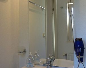 Stilvolles Badezimmer im Ferienpark de Bremakker Bosveld 104, Texel, mit modernen Annehmlichkeiten.