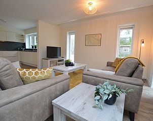 Gemtliches Wohnzimmer im Ferienhaus De Nagtegaal 23, De Dennen, Texel, mit moderner Einrichtung.