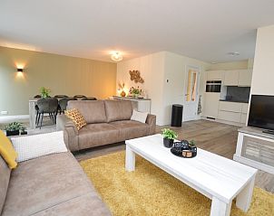 Offener Wohnbereich im Ferienhaus De Nagtegaal 23, De Dennen, Texel, mit moderner Kche und Sitzecke.