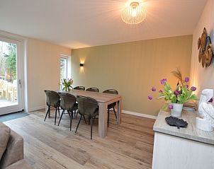 Essecke im Ferienhaus De Nagtegaal 23, De Dennen, Texel, mit Blick auf den Garten.