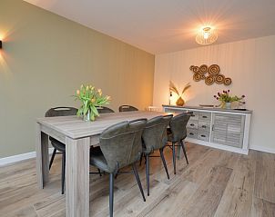 Stilvolles Esszimmer im Ferienhaus De Nagtegaal 23, De Dennen, Texel, fr gemtliche Abendessen.