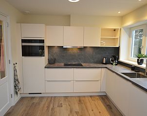 Vollstndig ausgestattete Kche des Ferienhauses De Nagtegaal 23, De Dennen, Texel, mit modernem Design.