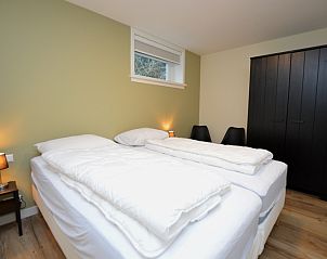 Gemtliches Schlafzimmer im Ferienhaus De Nagtegaal 23, De Dennen, Texel, mit bequemem Bett.