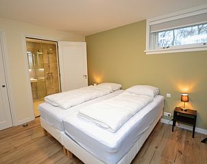 Gerumiges Schlafzimmer mit eigenem Badezimmer im Ferienhaus De Nagtegaal 23, De Dennen, Texel.