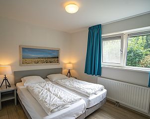 Bedroom in Holiday home de Parel 152, De Dennen, Texel, with comfortable beds and fresh look.