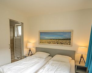Cozy bedroom with en-suite bathroom in Holiday home de Parel 152, De Dennen, Texel.
