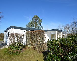Vacation home de Parel 198 in De Dennen, Texel with green garden and modern architecture.