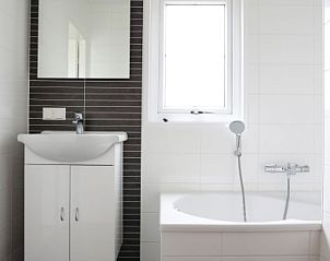 Modernes Badezimmer in Villetta Sauna, De Dennen, Texel mit Badewanne und stilvollem Waschbecken.