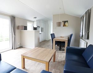 Gerumiger Wohnbereich in Villetta Sauna, Texel, mit offener Kche und Essbereich.