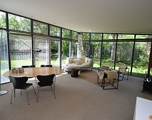 Lichte woonkamer van Vakantiehuis 't Hoogelandt 202 - Aan Zee in De Dennen, Texel met uitzicht op de groene tuin.