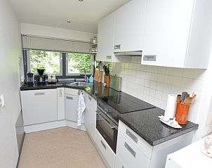 Compacte keuken in Vakantiehuis 't Hoogelandt 202 - Aan Zee, De Dennen, Texel met uitzicht op de natuur.