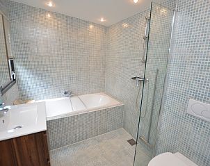 Luxe badkamer in Vakantiehuis 't Hoogelandt 202 - Aan Zee, De Dennen, Texel met mozaektegels en inloopdouche.