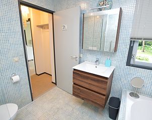 Stijlvolle badkamer in Vakantiehuis 't Hoogelandt 202 - Aan Zee, De Dennen, Texel met moderne voorzieningen.