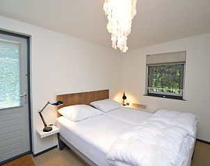 Comfortabele slaapkamer in Vakantiehuis 't Hoogelandt 202 - Aan Zee, De Dennen, Texel met tweepersoonsbed.