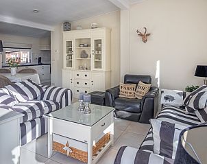 Gerumige Sitzecke im Ferienhaus Bungalowpark 't Hoogelandt, Texel mit stilvoller Einrichtung und natrlichem Licht.