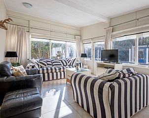 Helles Wohnzimmer im Bungalowpark 't Hoogelandt, De Dennen, Texel mit groen Fenstern und Gartenblick.