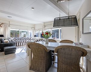 Essecke mit Korbsthlen im Bungalowpark 't Hoogelandt, Texel, in der Nhe des Wohnzimmers und der Kche.