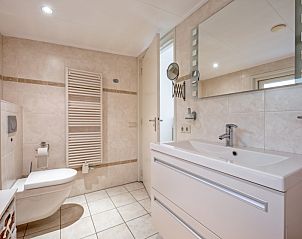 Gerumiges Badezimmer im Bungalowpark 't Hoogelandt, Texel, mit modernen Annehmlichkeiten und eleganter Ausfhrung.