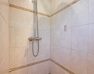 Stilvolle Dusche im Ferienhaus Bungalowpark 't Hoogelandt, De Dennen, Texel mit modernen Fliesen.