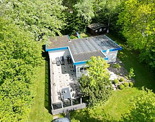 Luftaufnahme des Bungalowparks 't Hoogelandt, Texel, umgeben von grner Natur und mit einer groen Terrasse.