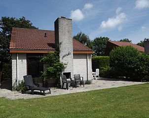 Green surroundings of Holiday home Gortersmient 330, Texel with sunny terrace.