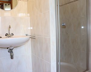 Modern bathroom with shower in Holiday home Gortersmient 330, De Dennen, Texel.