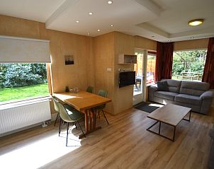 Bright living room in Holiday Home De Nagtegaal 19, De Dennen, Texel, overlooking the garden.