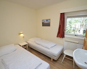 Cozy bedroom with single beds in Holiday home De Nagtegaal 19, De Dennen, Texel.