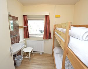 Bedroom with bunk beds in Holiday Home De Nagtegaal 19, De Dennen, Texel, ideal for children.