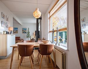 Die sonnige Terrasse des Ferienhauses Bungalowpark 't Luwe Land - 7B - De Wijnhof in De Dennen, Texel, ist ideal fr Mahlzeiten im Freien.