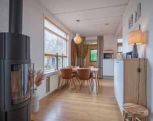 Stilvolle Einrichtung im Wohnzimmer von Bungalowpark 't Luwe Land - 7B - De Wijnhof, Ferienhaus in De Dennen, Texel.