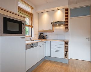 Gemtliches Wohnzimmer im Bungalowpark 't Luwe Land - 7B - De Wijnhof, Ferienhaus in De Dennen, Texel, mit Kunst an der Wand.