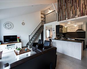 Gerumiges, modern eingerichtetes Wohnzimmer im Ferienhaus Gortersmient 284, Bungalowpark Gortersmient, Texel.