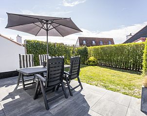 Sonnige Terrasse mit Gartenmbeln im Bungalowpark Gortersmient Ferienhaus Gortersmient 284, Texel.