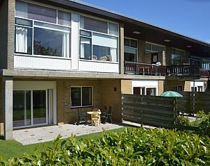 Vakantiehuis Narcis in De Dennen, Texel met zonnig terras en groene omgeving.